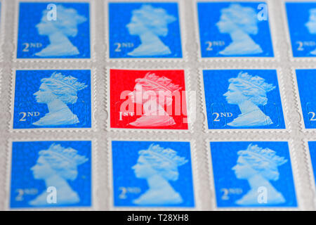 Eine rote Britische 1. Klasse Stempel mit Blue 2. Klasse Briefmarken Stockfoto