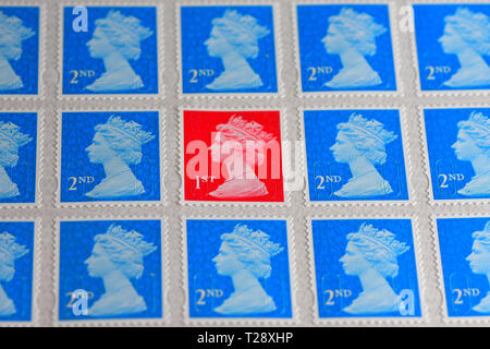 Eine rote Britische 1. Klasse Stempel mit Blue 2. Klasse Briefmarken Stockfoto