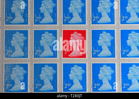 Eine rote Britische 1. Klasse Stempel mit Blue 2. Klasse Briefmarken Stockfoto