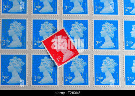 Eine rote Britische 1. Klasse Stempel mit Blue 2. Klasse Briefmarken Stockfoto