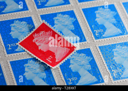 Eine rote Britische 1. Klasse Stempel mit Blue 2. Klasse Briefmarken Stockfoto