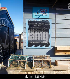 Meeresfrüchte zeichen Verkauf von Krabben und Hummer Sandwiches auf Whitby direkt am Meer mit zwei Hummer Töpfe (Reusen) unter, Whitby, North Yorkshire, England, Großbritannien, Stockfoto