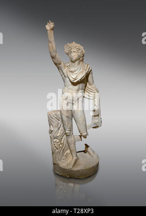 Römische Statue von Helios. Marmor. Perge. 2. Inv.-Nr.. Das Archäologische Museum von Antalya; Türkei. Helios ist der Gott und Personifizierung der Sonne Stockfoto