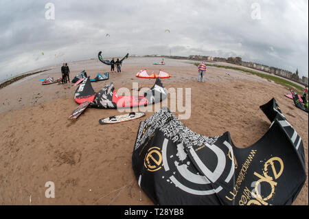 Kite Boarder vorbereiten für Kiteboarding auf Morecambe Bay. Stockfoto