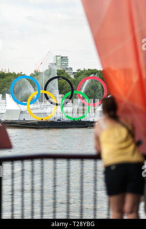 Zuschauer sehen Sie sich die interaktive", Ringe auf dem Fluss' Ausstellung, auf der Themse während der Olympischen Spiele in London 2012. Stockfoto