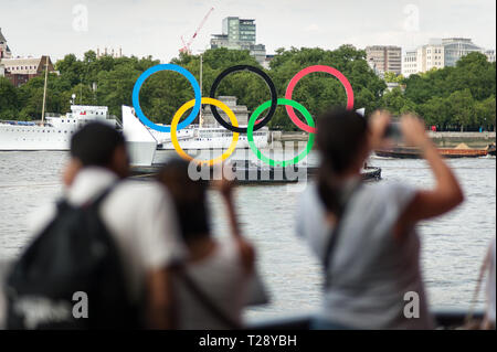 Die interaktive, "Ringe auf dem Fluss' Ausstellung, schwimmt auf der Themse während der Olympischen Spiele in London 2012. Stockfoto