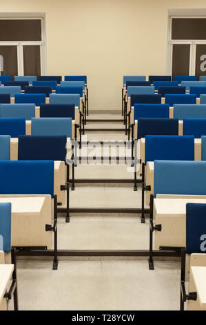 Bunte blauen Sitzbezüge in einem Hörsaal der Universität. Stockfoto