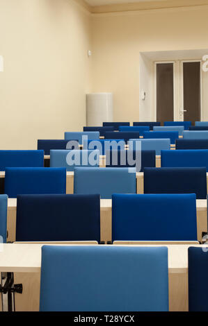 Bunte blauen Sitzbezüge in einem Hörsaal der Universität. Stockfoto