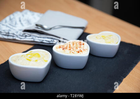 Stil Houmous Snack, im Herzen gedient geformte Schüsseln Stockfoto