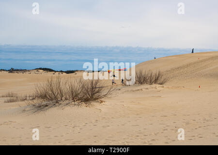 Drachenfliegen Schule auf die Dünen von Jockey's Ridge State Park in den Outer Banks von North Carolina Stockfoto