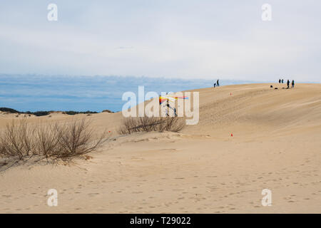 Drachenfliegen Schule auf die Dünen von Jockey's Ridge State Park in den Outer Banks von North Carolina Stockfoto