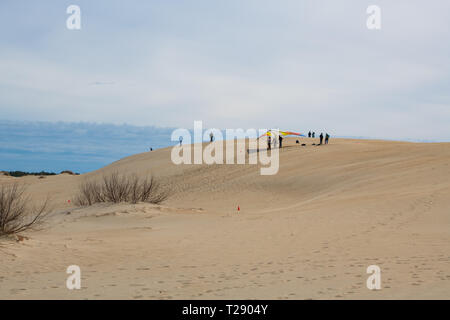 Drachenfliegen Schule auf die Dünen von Jockey's Ridge State Park in den Outer Banks von North Carolina Stockfoto