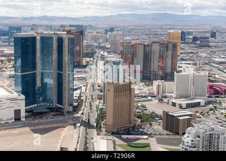 Vogelperspektive auf den Las Vegas Strip während des Tages vom Stratosphere Hotel & Tower Stockfoto