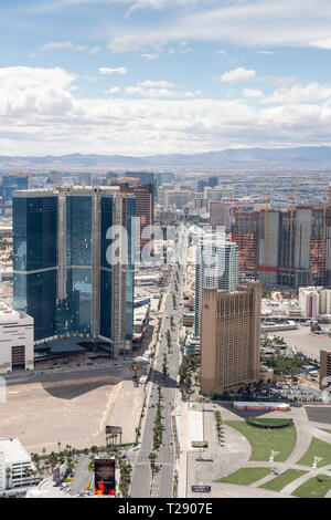 Vogelperspektive auf den Las Vegas Strip während des Tages vom Stratosphere Hotel & Tower Stockfoto