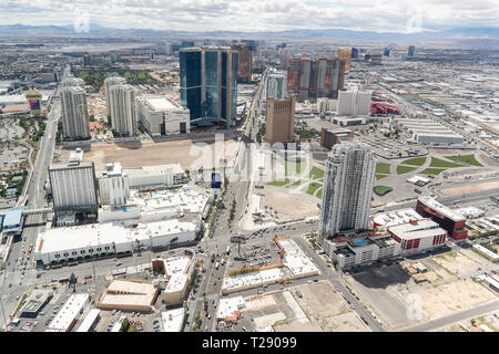 Vogelperspektive auf den Las Vegas Strip während des Tages vom Stratosphere Hotel & Tower Stockfoto