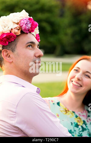 Mann und Frau Aprilscherze auf dem Datum in Park Stockfoto