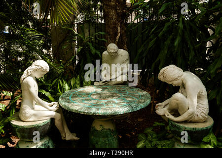 Scuplture von drei Familienmitglieder in die Anlagen von El Convento de San Francisco De Asis Stockfoto