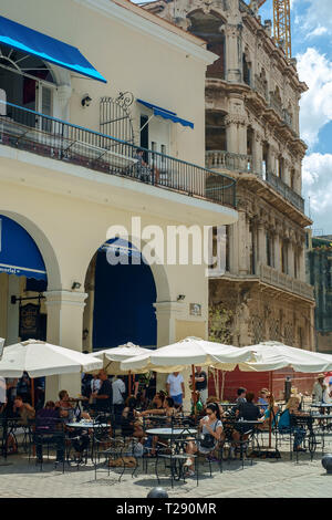 Café im Freien an der Plaza Vieja, Havanna Stockfoto