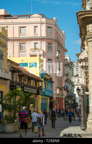 Eine vielbefahrene Straße in Havanna, Kuba Stockfoto