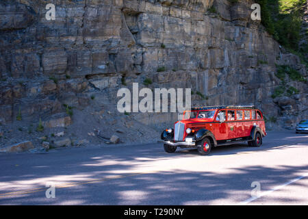 Glacier National Park hosts großes Fahrzeug Touren der in die Sonne fahren mehrmals täglich für die Glücklichen, die eine Eintrittskarte zu erhalten. Stockfoto