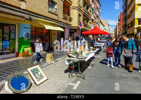 Jeden Donnerstag findet in Valencia El Cabanyal Canyamelar ein traditioneller Straßenmarkt in Valencia statt Stockfoto