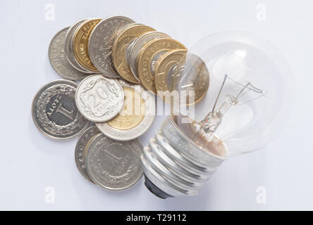 Lampe mit Haufen Münzen Treppen für Finanzplan oder Geschäftsidee Konzept - Imagen Stockfoto