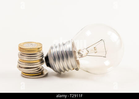 Lampe mit Haufen Münzen Treppen für Finanzplan oder Geschäftsidee Konzept - Imagen Stockfoto