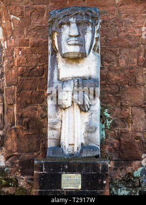 Jacob Epstein statue Ecce Homo (1934-35) Kathedrale von Coventry. Von seiner Witwe nach seinem Tod gespendet, steht in den Ruinen der alten Kathedrale. Stockfoto