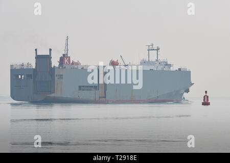 Die Fahrzeuge Träger (Autotransporter Schiff), MALAKKA HIGHWAY, Unterwegs, Abfahrt im Hafen von Southampton, UK. 28. März 2019 Stockfoto