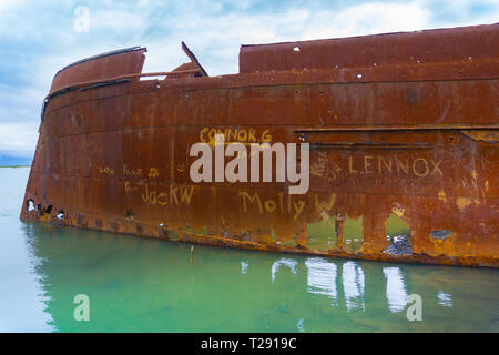 BLENHEIM NEUSEELAND - 29. Oktober 2018; Versenkt rusting Hulk der alten Schiff Waverley Namen in Rust zerkratzt liegen in den Untiefen des Wairau Lagunen auf Natu Stockfoto