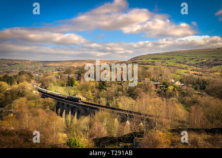 Die 70000 Britannia über Saddleworth Viadukt Stockfoto