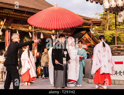 Traditionelle Hochzeit im Yasaka Jinja Schrein, Gion, Kyoto, Japan Stockfoto