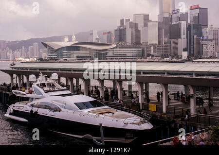 Luxus Yacht im Hafen, Hong Kong Skyline im Hintergrund Stockfoto