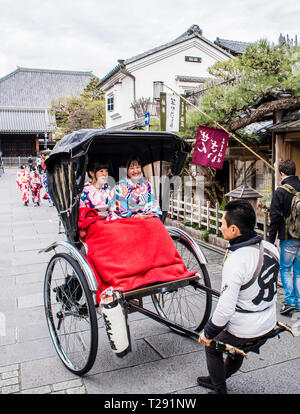 Zwei Frauen in traditioneller Kleidung, wobei Rikscha-fahrt, Kiyomizu-dera Tempel, Kyoto, Japan Stockfoto