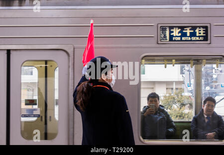 Arbeiter am Bahnhof, die rote Fahne, Signalisierung Fahrer zu trainieren, Asakusa, Tokyo Stockfoto