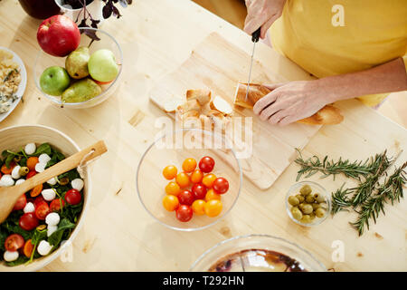 Schneiden baguette auf Holzbrett Stockfoto