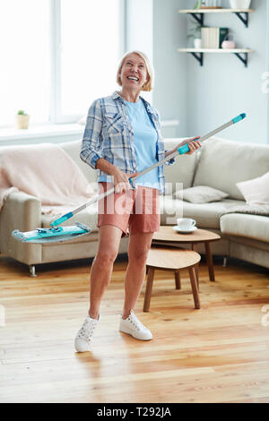 Aufgeregt Frau genießen, die allgemeine Ordnung und Sauberkeit Stockfoto