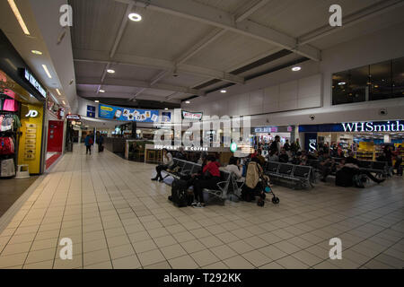 Luton Flughafen Terminal Gebäude Gepäck fliegen Easy Jet WH Schmiede Smith Leute, die auf Abflug auf Urlaub Urlaub Ziel Shops Shop Stockfoto