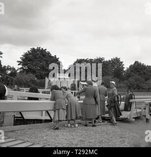 1950 s, historischen, kleinen Gruppe von Damen an Iffley Lock, Oxford, England, UK. Stockfoto