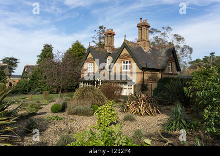Paar Zeitraum Doppelhaushälften mit Kies Gärten in der Immobilien Dorf Holkham, North Norfolk, Großbritannien Stockfoto