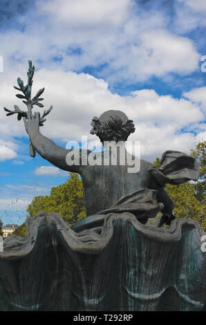 Statue einer Frau mit einem Olivenzweig in der girondisten Monument, Place des Quinconces, Bordeaux, Frankreich Stockfoto