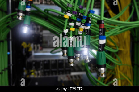 Lautsprecher Audio Kabel auf Server im Hintergrund. Technologie Konzept. Stockfoto