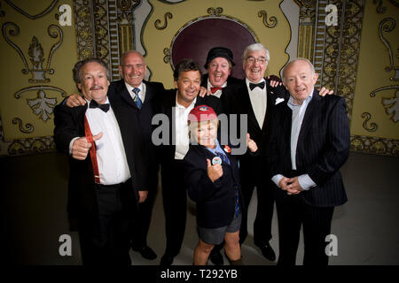 Cannon und Ball, die Krankies, Jimmy Cricket, Frank Carson und Paul Daniels Bild auf der Bühne im Winter Gardens in Blackpool. Der veteran Komiker und Entertainer waren die Förderung ihrer bevorstehenden zeigen die besten britischen Vielzahl Tour 2008, die an den Schauplätzen in England und Wales im August und September läuft. Stockfoto