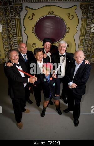 Cannon und Ball, die Krankies, Jimmy Cricket, Frank Carson und Paul Daniels Bild auf der Bühne im Winter Gardens in Blackpool. Der veteran Komiker und Entertainer waren die Förderung ihrer bevorstehenden zeigen die besten britischen Vielzahl Tour 2008, die an den Schauplätzen in England und Wales im August und September läuft. Stockfoto