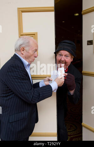 Zauberer und Beschwörer Paul Daniels (links) abgebildet mit Entertainer Jimmy Cricket im Winter Gardens in Blackpool. Der veteran Komiker und Entertainer waren die Förderung ihrer bevorstehenden zeigen die besten britischen Vielzahl Tour 2008, die an den Schauplätzen in England und Wales im August und September läuft. Auch die auf der Rechnung waren Frank Carson, Cannon & Ball, die Krankies und Brüderlichkeit des Menschen. Stockfoto