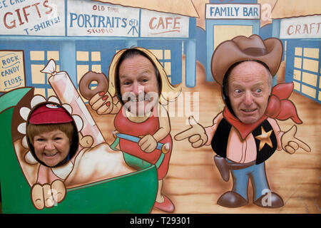 Wee Jimmy Krankie abgebildet mit Bobby Ball und Paul Daniels auf einem Rummelplatz auf der Central Pier in Blackpool. Der veteran Komiker und Entertainer waren die Förderung ihrer bevorstehenden zeigen die besten britischen Vielzahl Tour 2008, die auch empfohlene Frank Carson, Cannon & Ball, Paul Daniels, Bruderschaft der Menschen und Jimmy Cricket berechtigt. Die Krankies aus Mann und Frau Janette und Ian Hart und porträtiert Schüler Wee Jimmy Krankie (janette) und Jimmy's Vater (Ian), obwohl in ihrer Komödie Tat Sie schildern auch andere Zeichen. Stockfoto