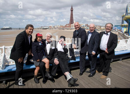 Cannon und Ball, die Krankies, Jimmy Cricket, Frank Carson und Paul Daniels Bild auf der Bühne im Winter Gardens in Blackpool. Der veteran Komiker und Entertainer waren die Förderung ihrer bevorstehenden zeigen die besten britischen Vielzahl Tour 2008, die an den Schauplätzen in England und Wales im August und September läuft. Stockfoto