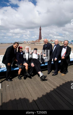 Cannon und Ball, die Krankies, Jimmy Cricket, Frank Carson und Paul Daniels Bild auf der Bühne im Winter Gardens in Blackpool. Der veteran Komiker und Entertainer waren die Förderung ihrer bevorstehenden zeigen die besten britischen Vielzahl Tour 2008, die an den Schauplätzen in England und Wales im August und September läuft. Stockfoto