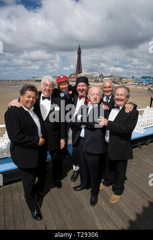 Cannon und Ball, die Krankies, Jimmy Cricket, Frank Carson und Paul Daniels Bild auf der Bühne im Winter Gardens in Blackpool. Der veteran Komiker und Entertainer waren die Förderung ihrer bevorstehenden zeigen die besten britischen Vielzahl Tour 2008, die an den Schauplätzen in England und Wales im August und September läuft. Stockfoto