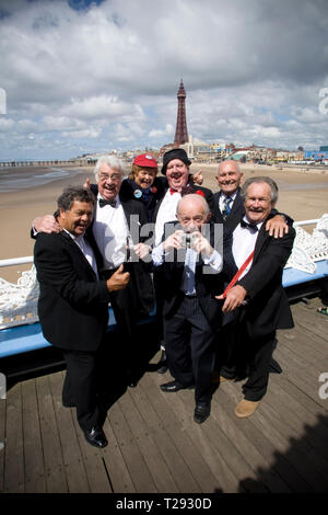 Cannon und Ball, die Krankies, Jimmy Cricket, Frank Carson und Paul Daniels Bild auf der Bühne im Winter Gardens in Blackpool. Der veteran Komiker und Entertainer waren die Förderung ihrer bevorstehenden zeigen die besten britischen Vielzahl Tour 2008, die an den Schauplätzen in England und Wales im August und September läuft. Stockfoto